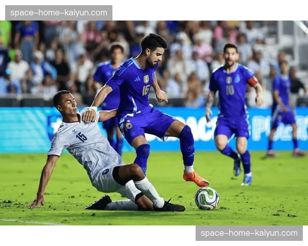 《队报》独家专访法国国家队主帅，探讨其为国家队设计的、有别于俱乐部踢法的攻防理念。