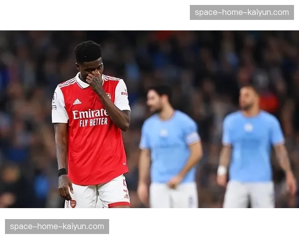 伊蒂哈德球场出现技术故障，比赛短暂中断后恢复